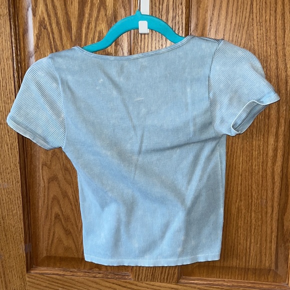 Seem less, stretchy baby blue tee - Picture 2 of 3
